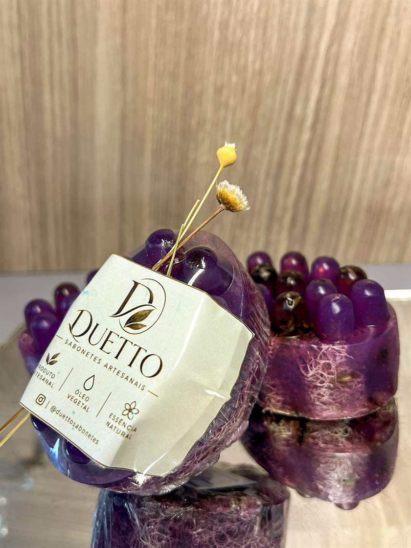 Sabonete massageador roxo com bucha natural