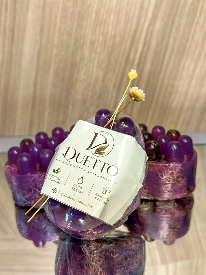 Sabonete massageador roxo translúcido com bucha natural (foto 2 de 2)