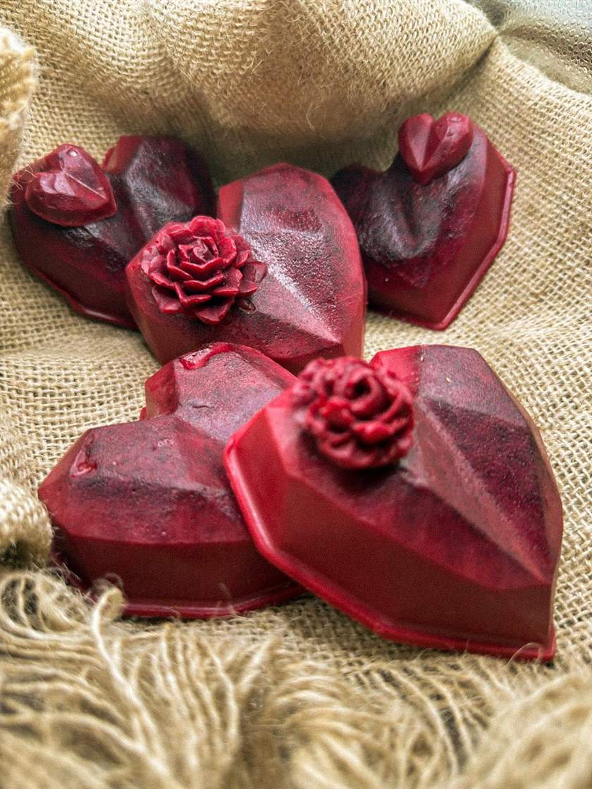 Sabonetes em formato de coração lapidado com rosa em relevo
