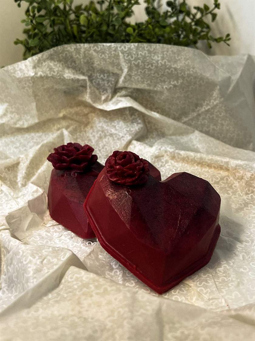 Sabonetes em formato de coração lapidado com rosa em relevo (foto 2 de 4)