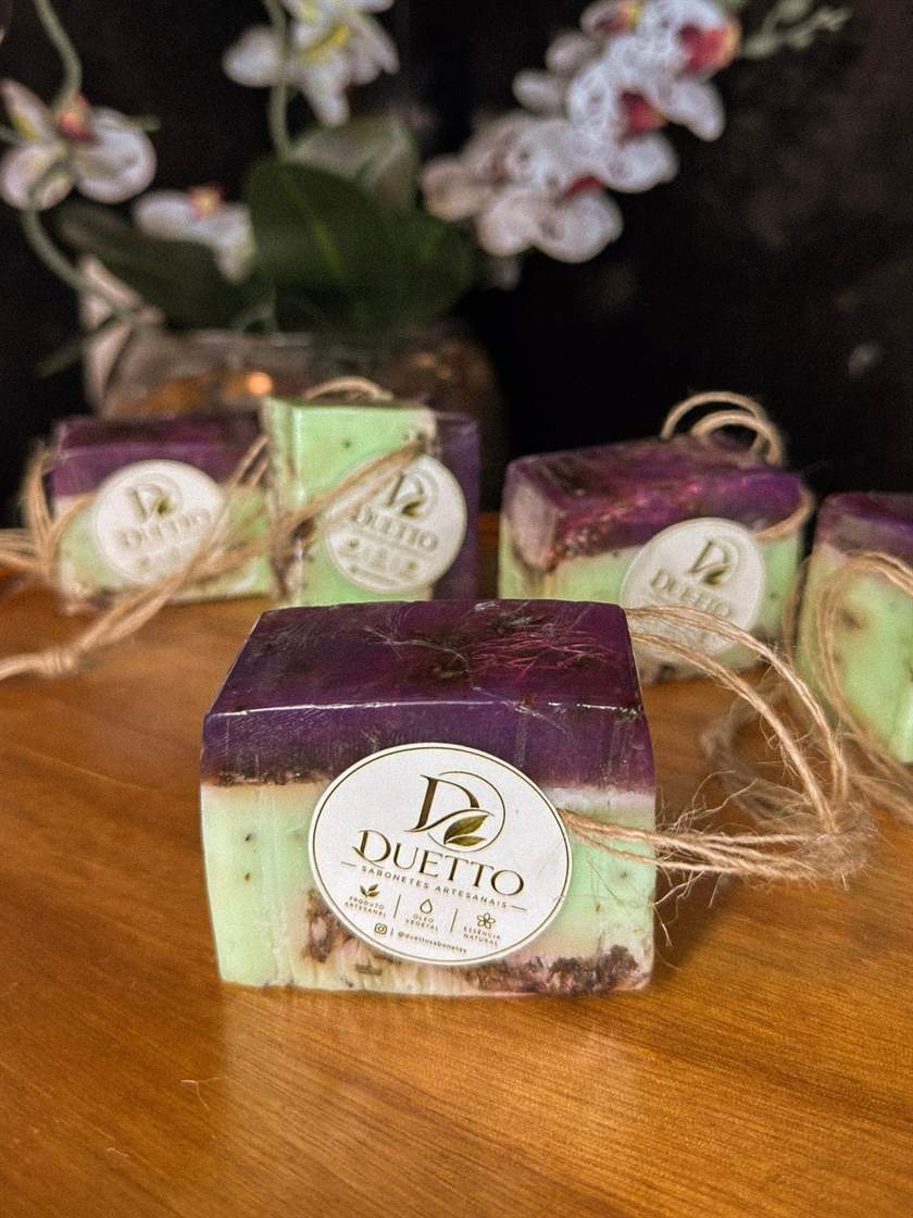 Sabonetes Barra com Cordão, em camadas lilás e verde, amarrados com cordão de sisal