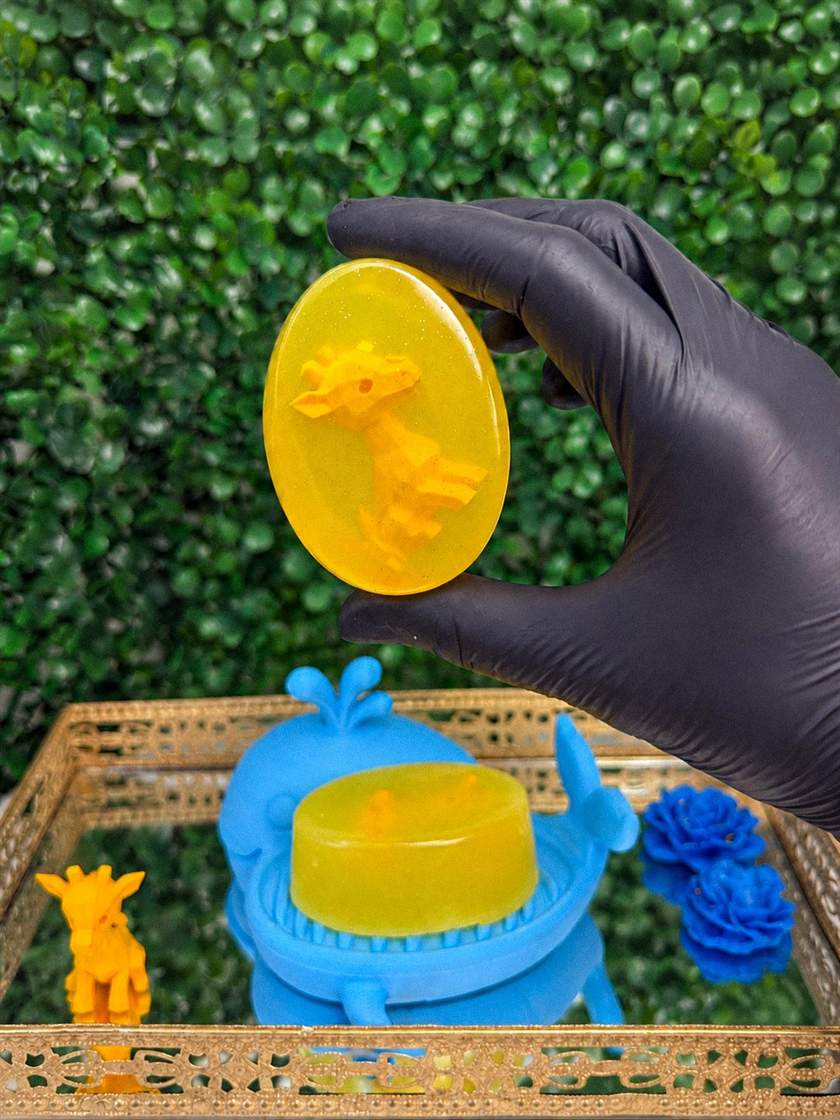 Sabonetes coloridos em camadas com bichinhos