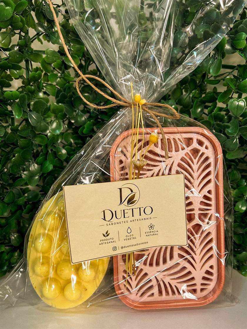 Kit com sabonete massageador e saboneteira embalados em celofane com flores secas