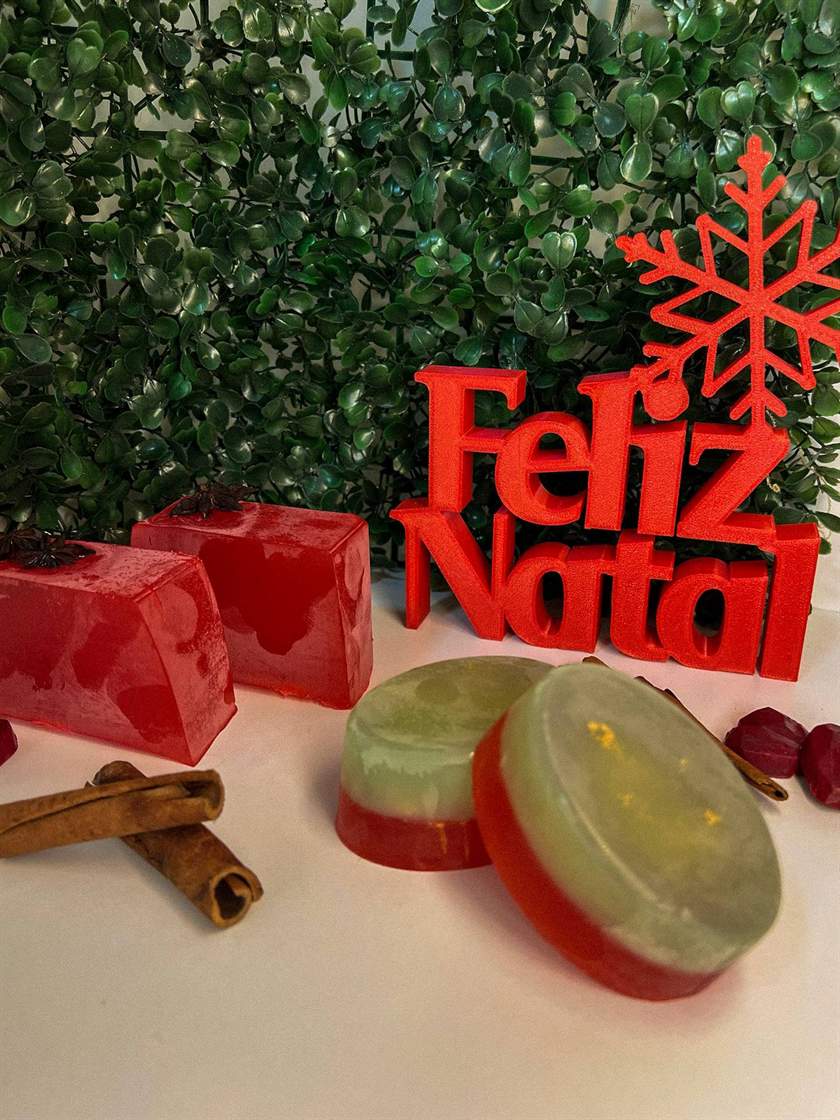 Kit de Natal com barras vermelhas com anis estrelado, sabonetes vermelho e verde e canela