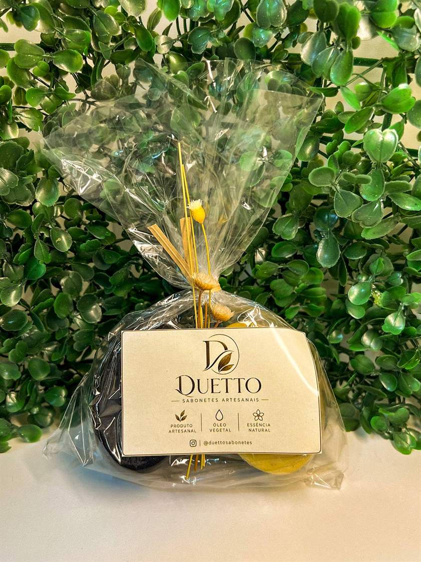 Kit com dois sabonetes ovais amarelos, corações e flor de sabonete